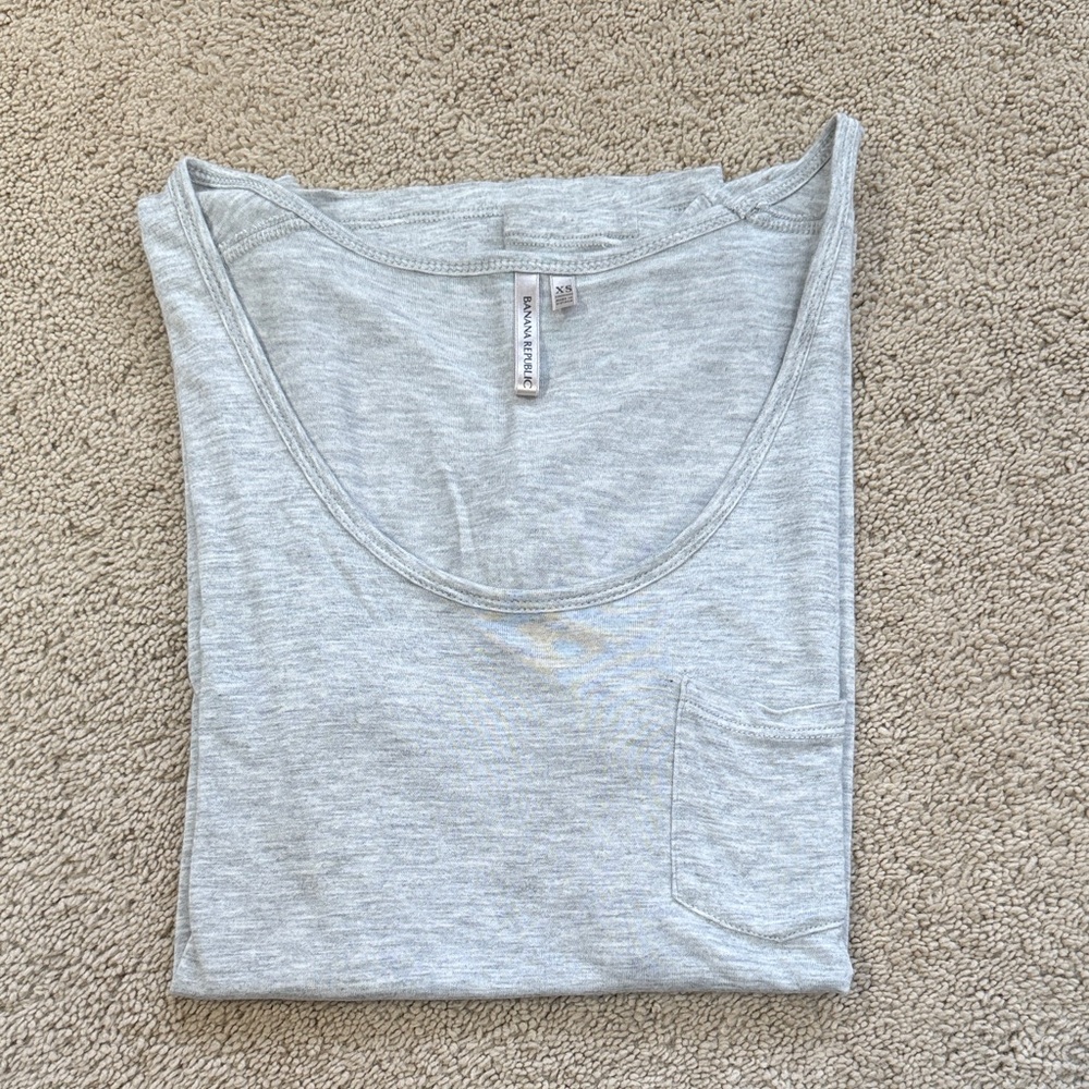 Women’s Banana Republic Light Gray Scoop Neck Tee
